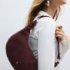 100 % Leder-Umhängetasche mit Nieten 100 % Leder-Umhängetasche mit Nieten