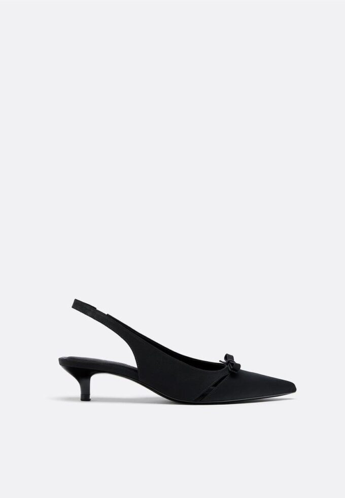 Absatzschuhe mit Kitten-Heel und Cut-Out-Details Absatzschuhe mit Kitten-Heel und Cut-Out-Details