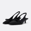 Absatzschuhe mit Kitten-Heel und Cut-Out-Details Absatzschuhe mit Kitten-Heel und Cut-Out-Details