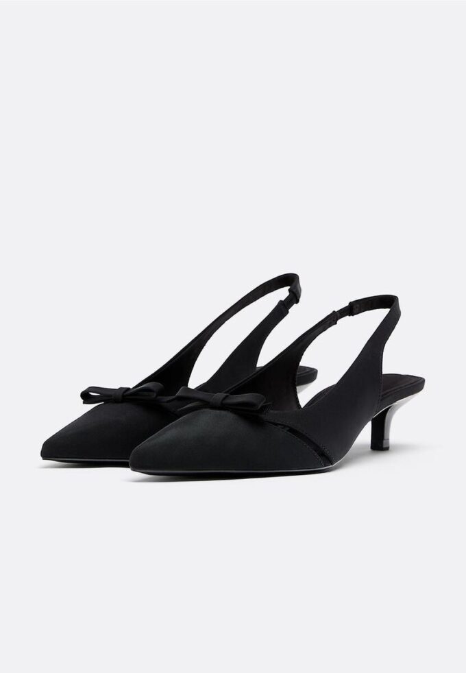 Absatzschuhe mit Kitten-Heel und Cut-Out-Details Absatzschuhe mit Kitten-Heel und Cut-Out-Details