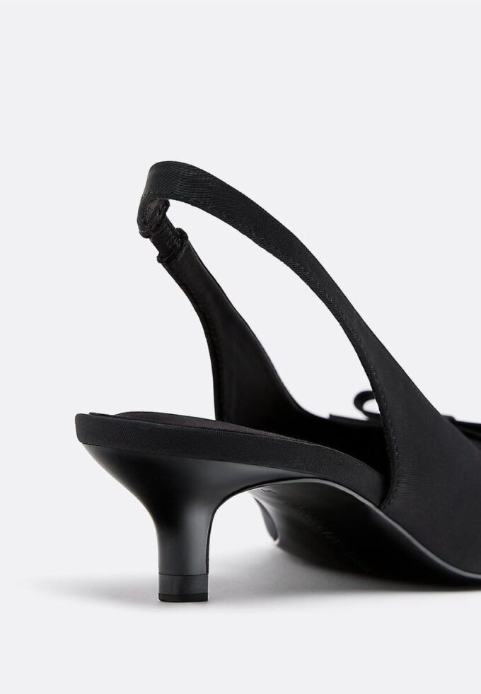Absatzschuhe mit Kitten-Heel und Cut-Out-Details Absatzschuhe mit Kitten-Heel und Cut-Out-Details