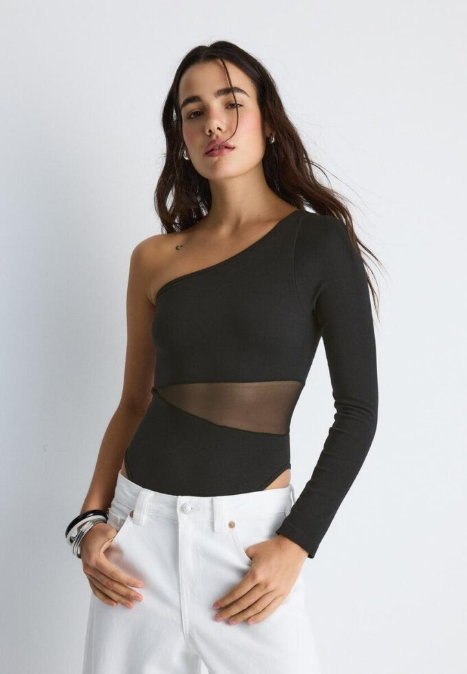 Asymmetrischer Body mit transparenten Details Asymmetrischer Body mit transparenten Details