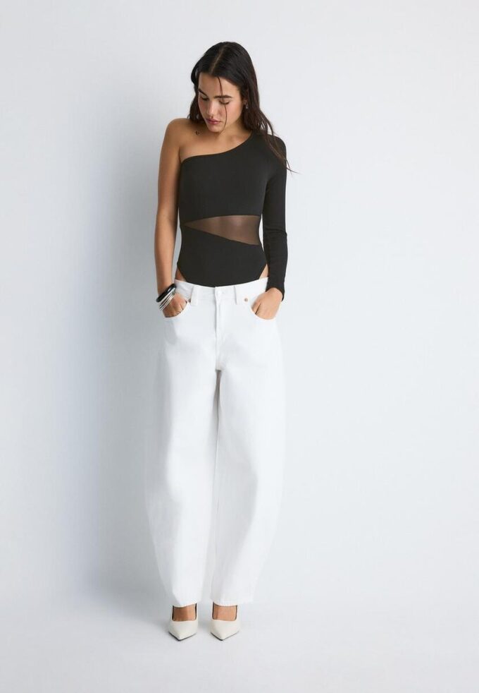 Asymmetrischer Body mit transparenten Details Asymmetrischer Body mit transparenten Details