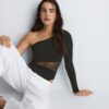 Asymmetrischer Body mit transparenten Details Asymmetrischer Body mit transparenten Details