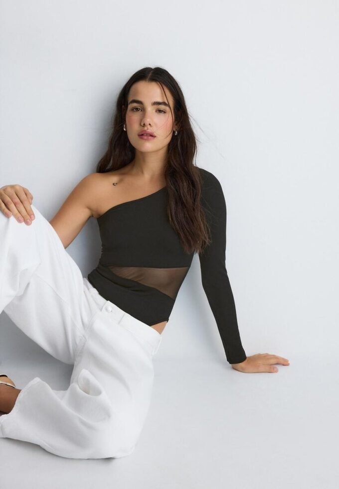 Asymmetrischer Body mit transparenten Details Asymmetrischer Body mit transparenten Details