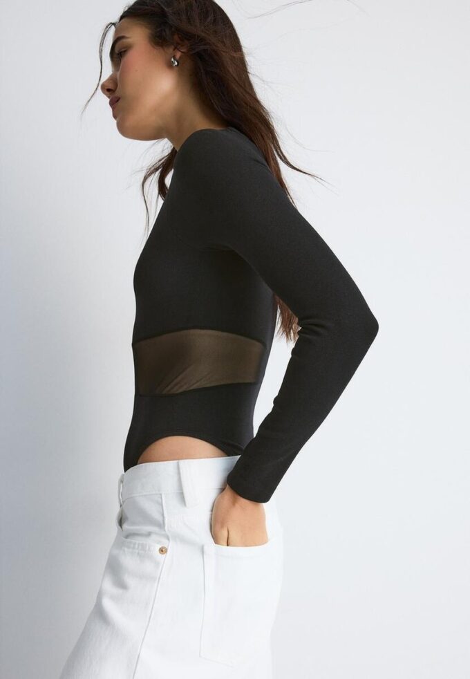 Asymmetrischer Body mit transparenten Details Asymmetrischer Body mit transparenten Details