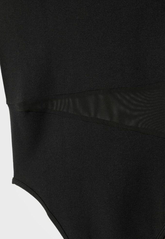 Asymmetrischer Body mit transparenten Details Asymmetrischer Body mit transparenten Details