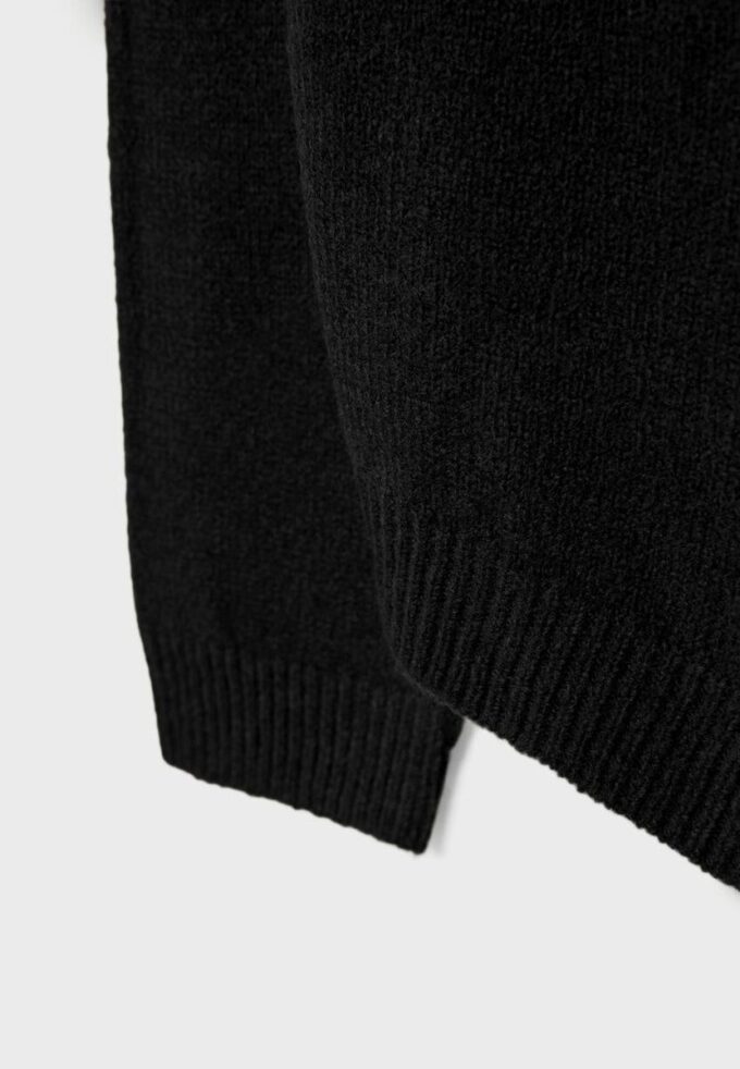 Asymmetrischer Strickpullover Asymmetrischer Strickpullover