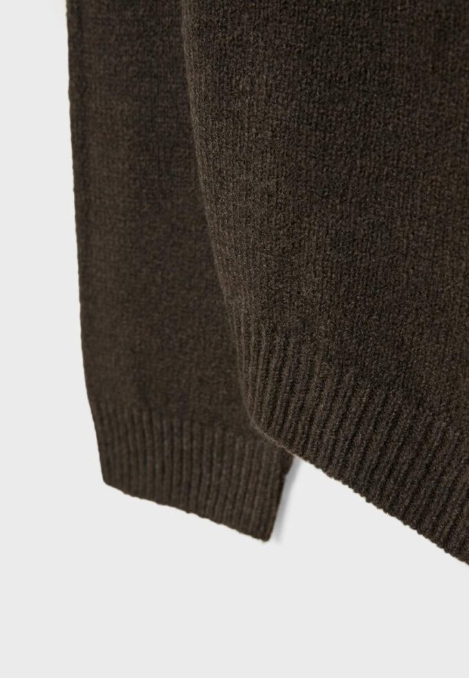 Asymmetrischer Strickpullover Asymmetrischer Strickpullover