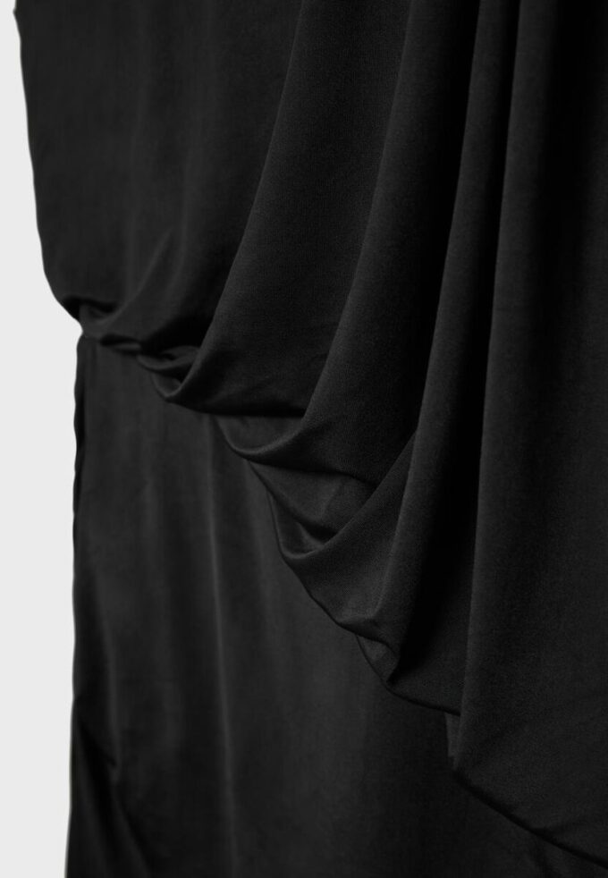 Asymmetrisches, drapiertes kurzes Short-Kleid Asymmetrisches, drapiertes kurzes Short-Kleid