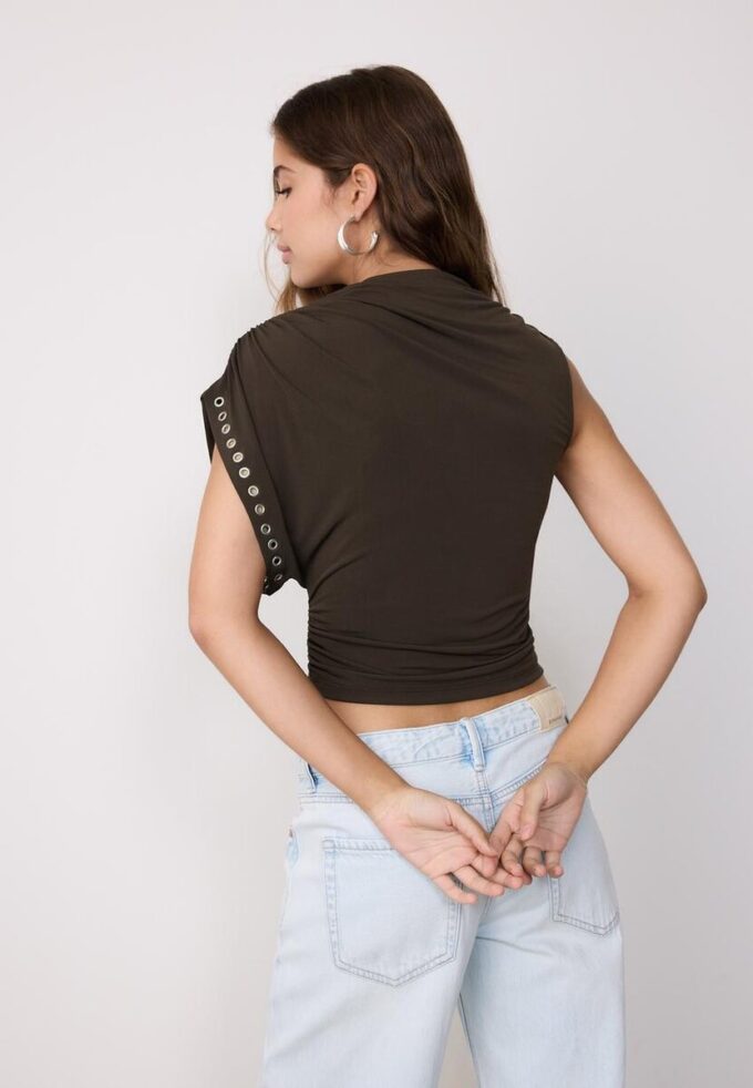 Asymmetrisches, ärmelloses Oberteil mit Nieten-Detail