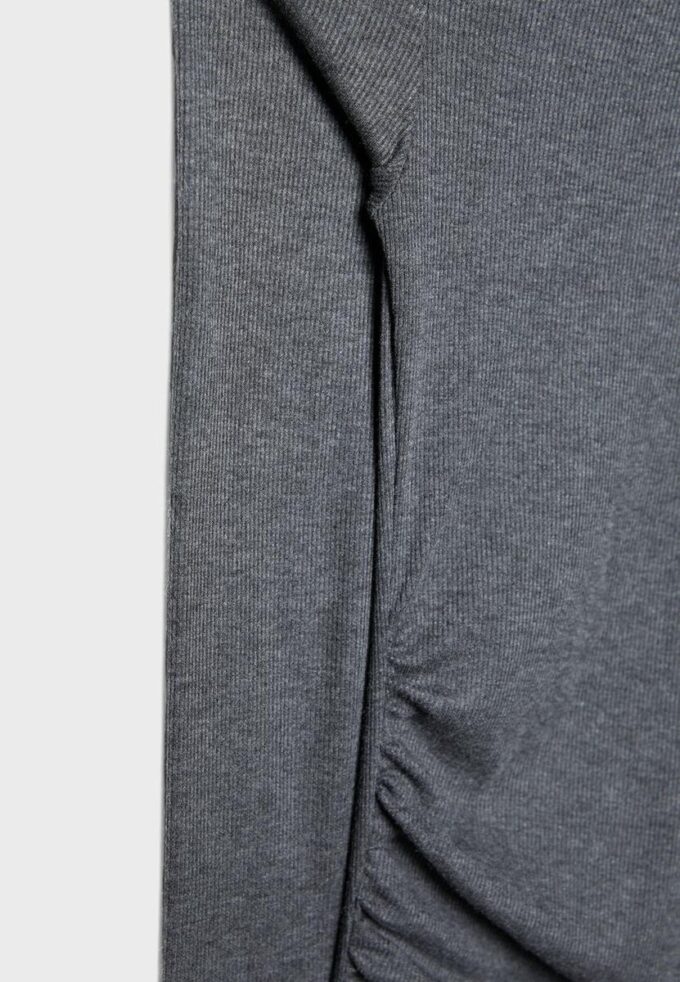 Asymmetrisches T-Shirt mit gerafftem Detail