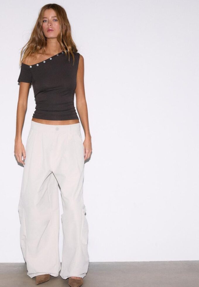 Asymmetrisches T-Shirt mit Knöpfen