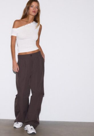 Asymmetrisches T-Shirt mit Knöpfen
