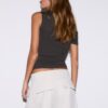 Asymmetrisches T-Shirt mit Knöpfen