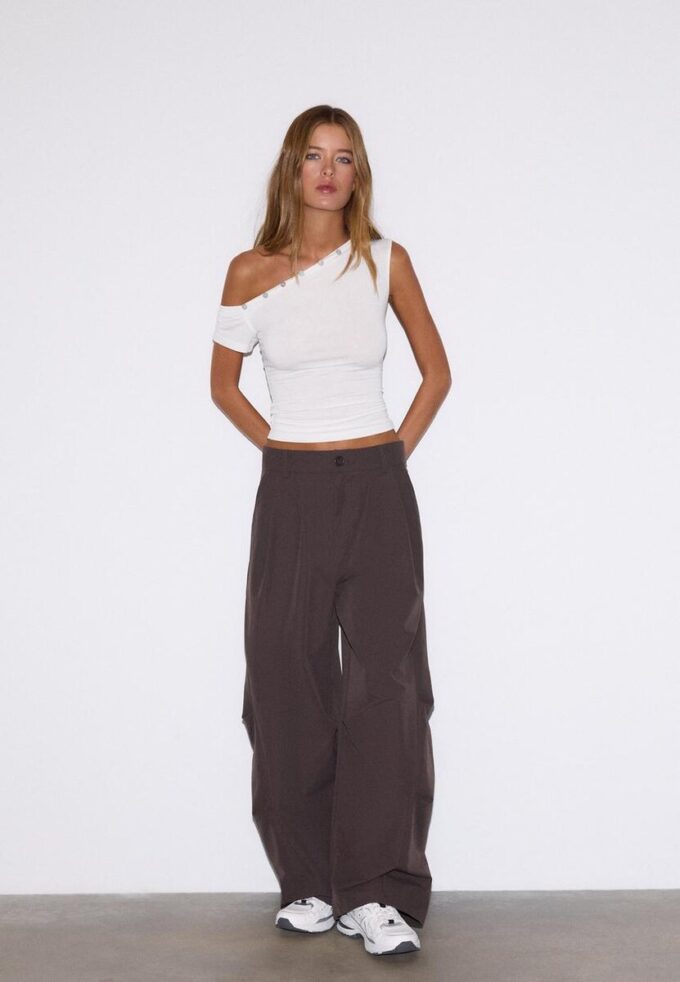 Asymmetrisches T-Shirt mit Knöpfen
