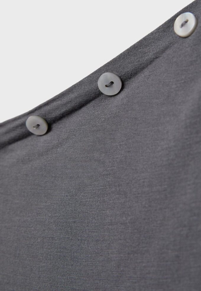 Asymmetrisches T-Shirt mit Knöpfen