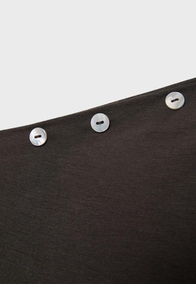 Asymmetrisches T-Shirt mit Knöpfen