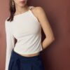 Asymmetrisches T-Shirt mit Metallschnalle