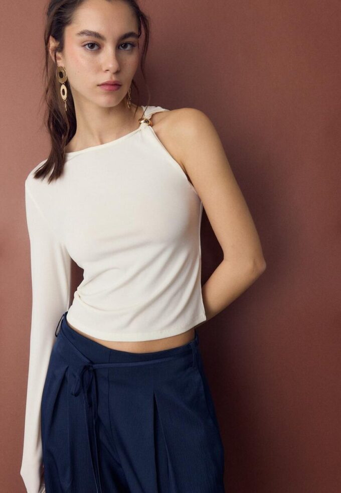 Asymmetrisches T-Shirt mit Metallschnalle