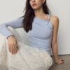 Asymmetrisches T-Shirt mit Metallschnalle