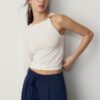Asymmetrisches T-Shirt mit Metallschnalle