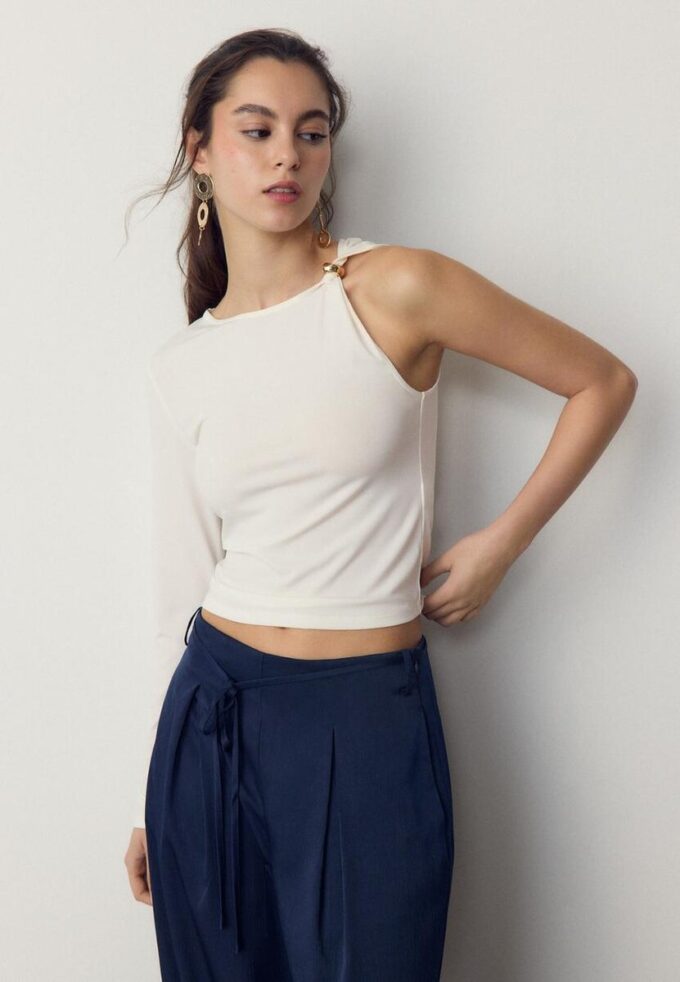Asymmetrisches T-Shirt mit Metallschnalle