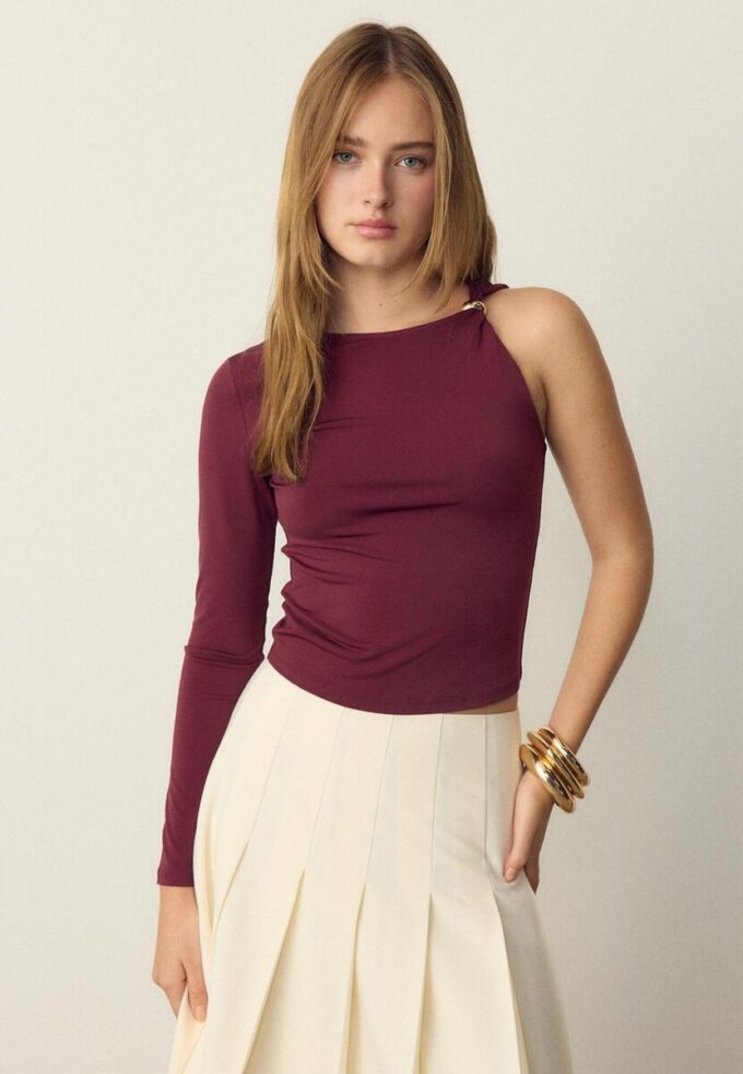 Asymmetrisches T-Shirt mit Metallschnalle