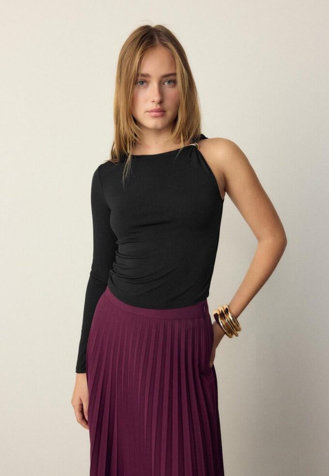 Asymmetrisches T-Shirt mit Metallschnalle