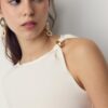 Asymmetrisches T-Shirt mit Metallschnalle