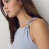 Asymmetrisches T-Shirt mit Metallschnalle