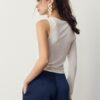 Asymmetrisches T-Shirt mit Metallschnalle