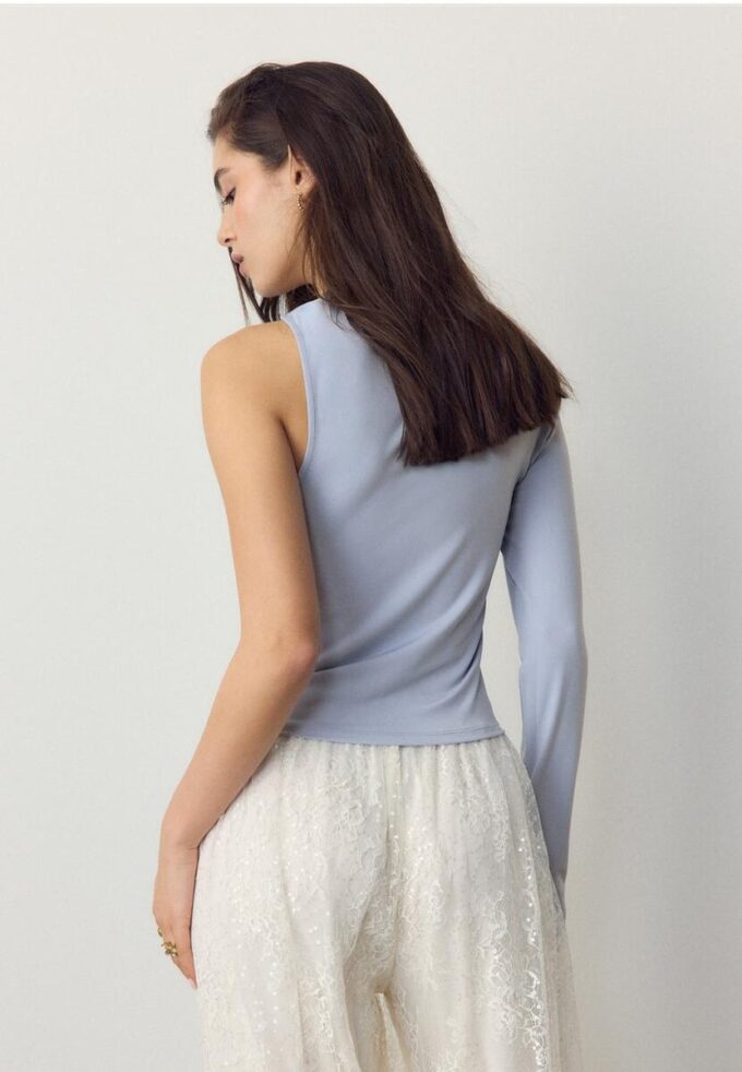 Asymmetrisches T-Shirt mit Metallschnalle