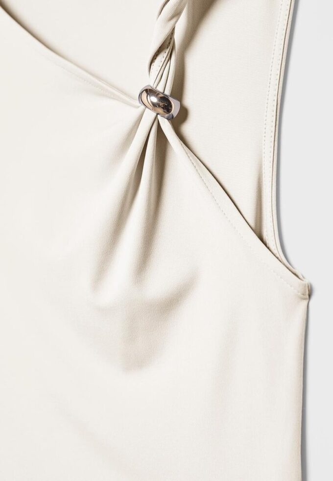 Asymmetrisches T-Shirt mit Metallschnalle