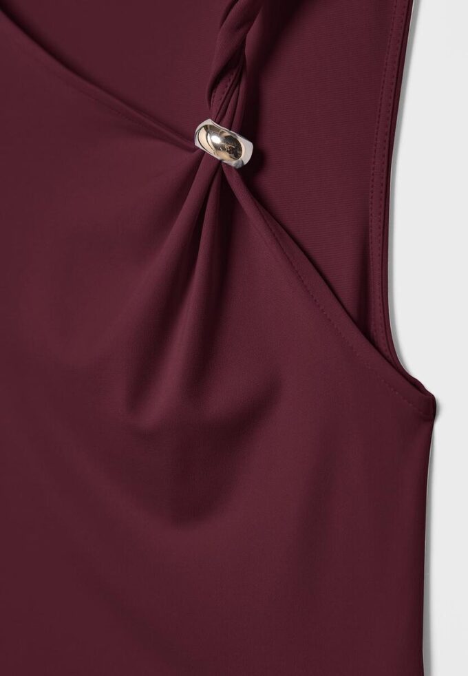 Asymmetrisches T-Shirt mit Metallschnalle