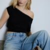Asymmetrisches T-Shirt mit Nieten