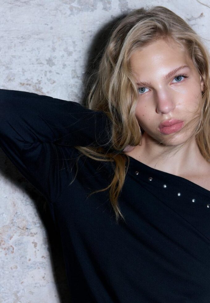 Asymmetrisches T-Shirt mit Nieten