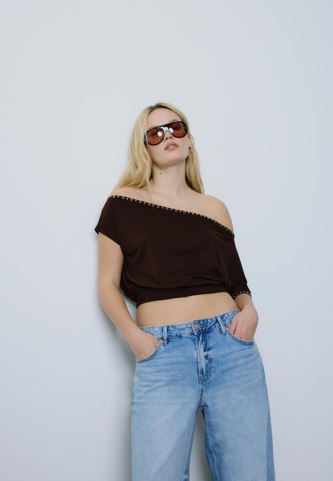 Asymmetrisches T-Shirt mit Nieten