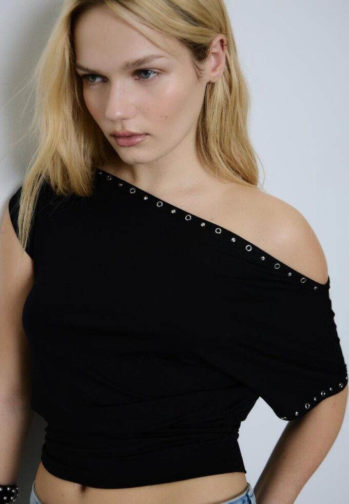 Asymmetrisches T-Shirt mit Nieten
