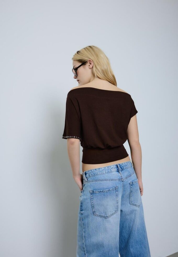Asymmetrisches T-Shirt mit Nieten