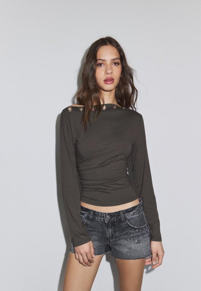 Asymmetrisches T-Shirt mit Ösen
