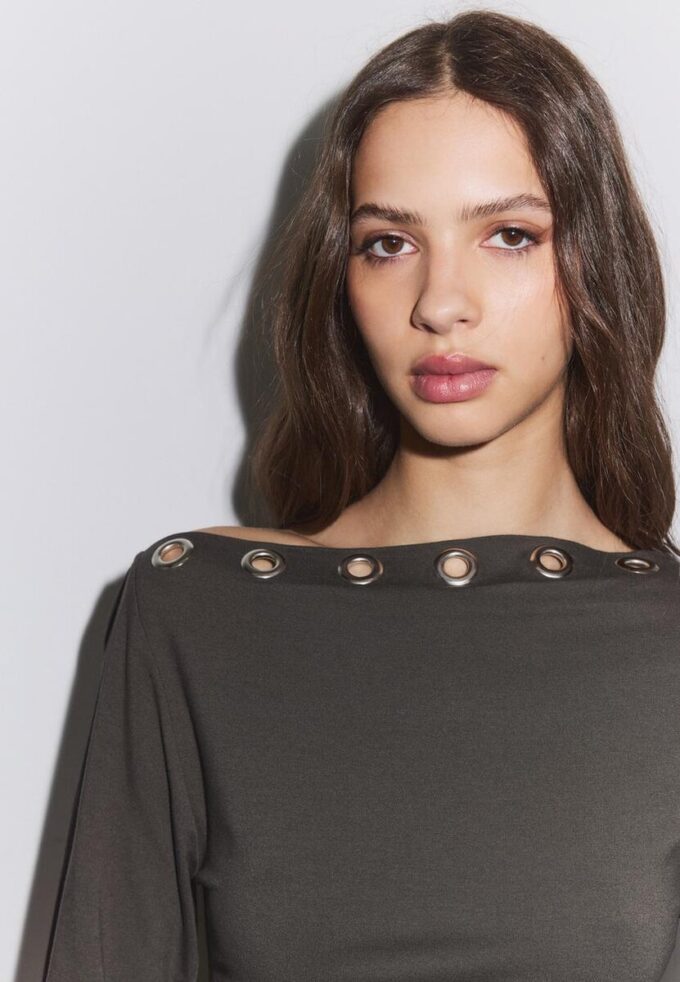 Asymmetrisches T-Shirt mit Ösen