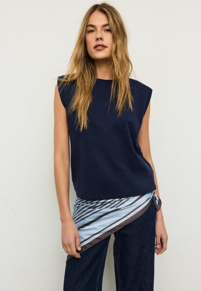 Basics-T-Shirt mit gepolsterten Schultern Basics-T-Shirt mit gepolsterten Schultern