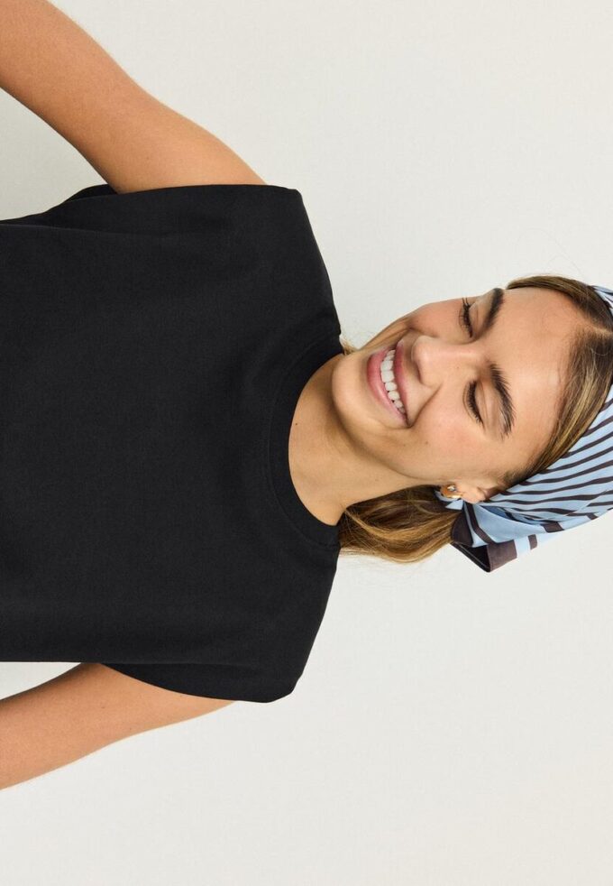 Basics-T-Shirt mit gepolsterten Schultern