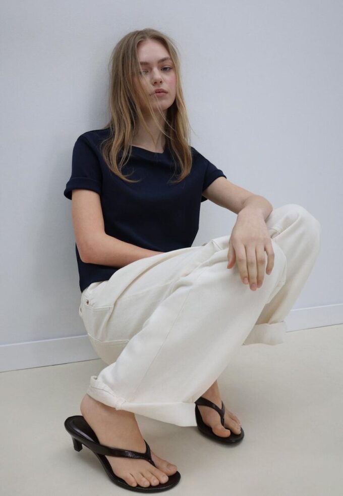 Basics-T-Shirt mit normaler Passform und schwerem Stoff Basics-T-Shirt mit normaler Passform und schwerem Stoff