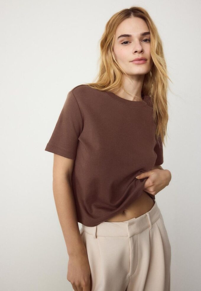 Basics-T-Shirt mit normaler Passform und schwerem Stoff Basics-T-Shirt mit normaler Passform und schwerem Stoff
