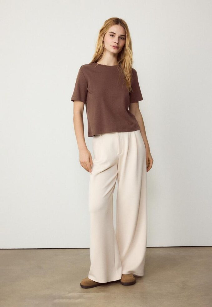Basics-T-Shirt mit normaler Passform und schwerem Stoff Basics-T-Shirt mit normaler Passform und schwerem Stoff