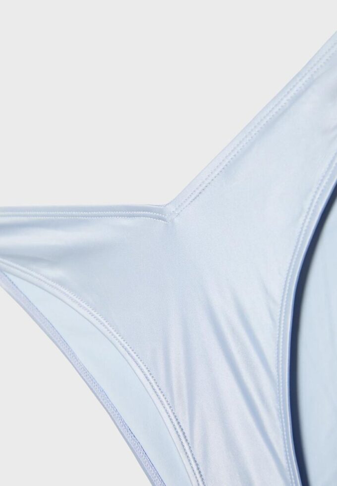 Basics-Version des brasilianischen Bikini-Slips aus Satin Basics-Version des brasilianischen Bikini-Slips aus Satin