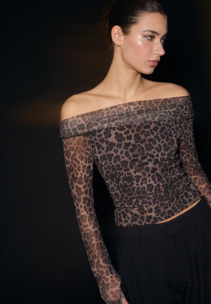 Bedrucktes asymmetrisches Tüll-T-Shirt Bedrucktes asymmetrisches Tüll-T-Shirt