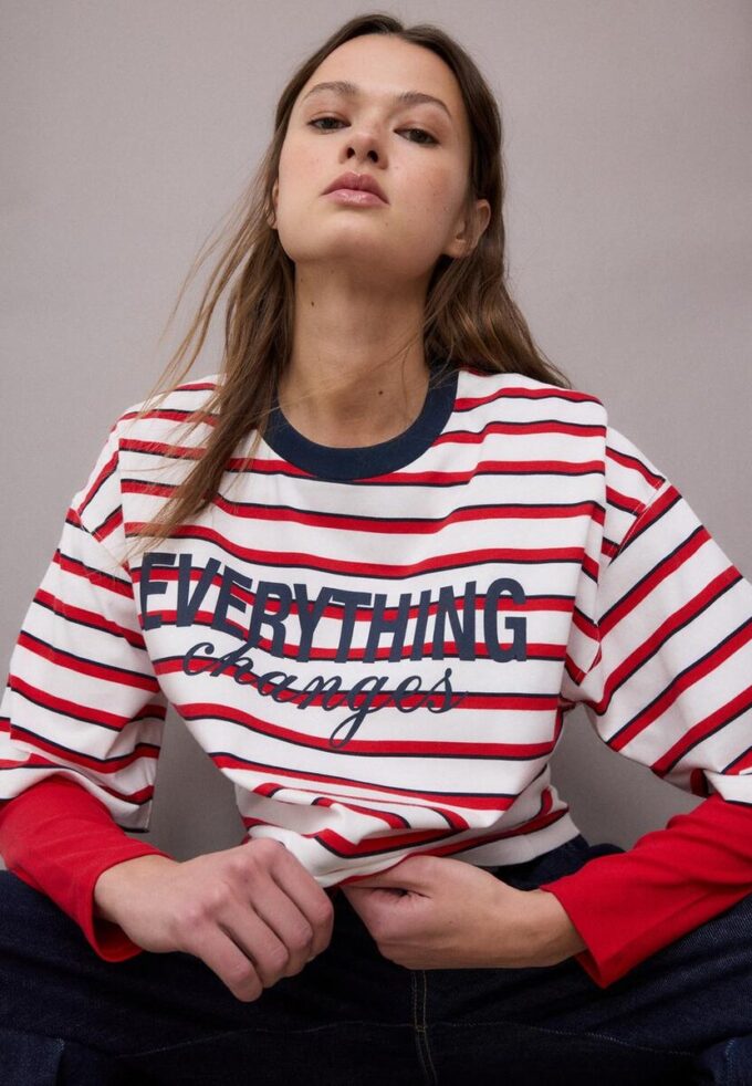 Bedrucktes, gestreiftes Kurzarm-T-Shirt Bedrucktes, gestreiftes Kurzarm-T-Shirt